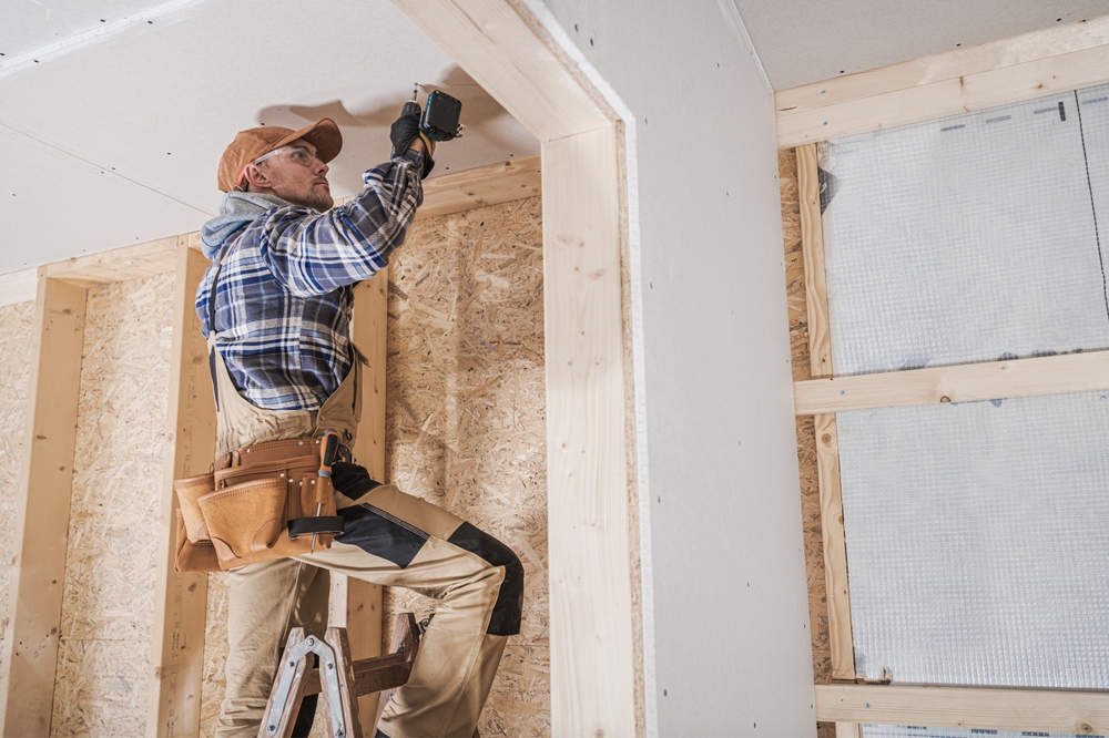 General,Construction,Contractor,Attaching,Drywall,Using,Cordless,Drill,Driver.,Caucasian